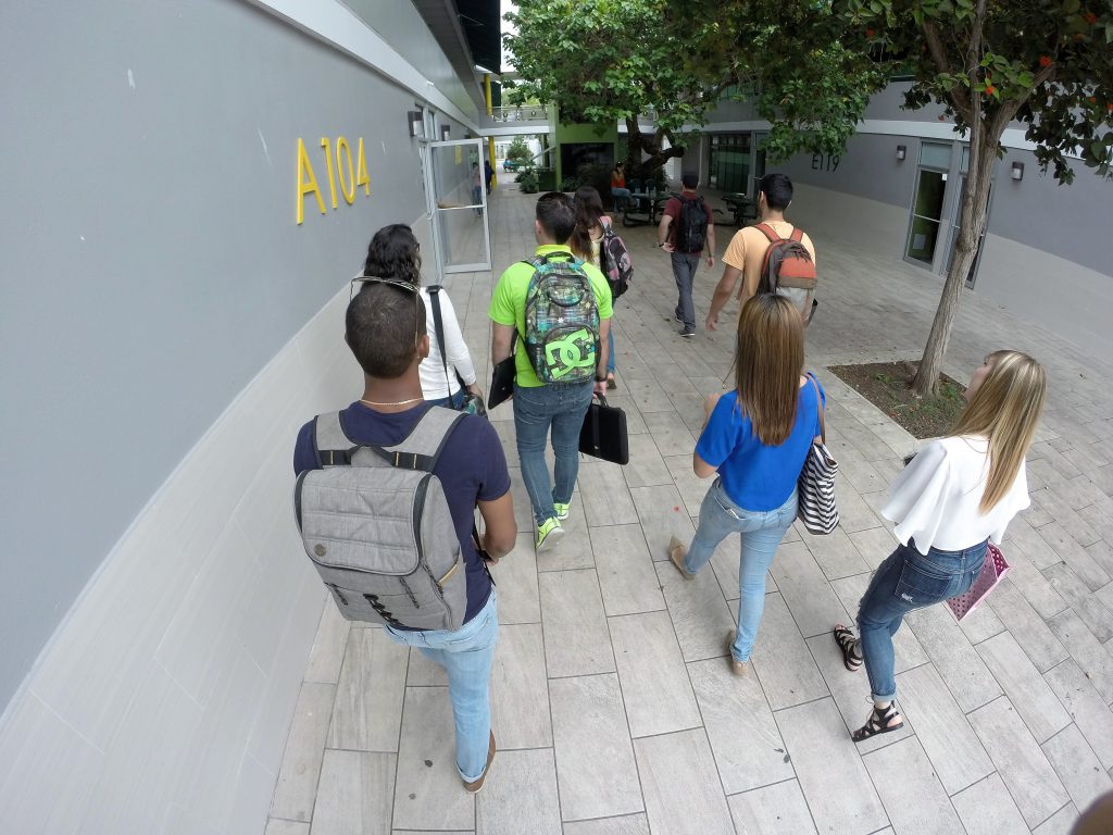 Foto de estudiantes caminando por el área académica 